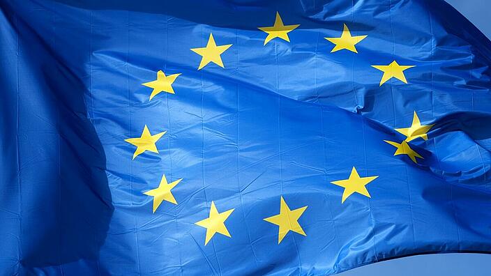 Flagge der Europäischen Union (Europaflagge) weht im Wind